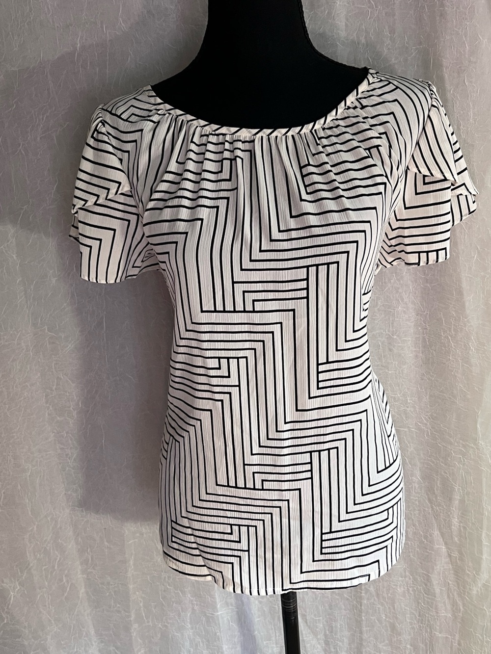 Nine West Black & White Geometric Short Sleeve Blouse